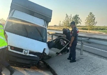 Bursa'da refüjdeki su kanalına devrilen kamyonetin sürücüsü öldü