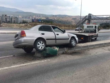 Refüje çıkan otomobildeki 2 kişi yaralandı
