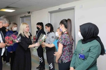 Rektör Özkan depremzede kadınlarla bir araya geldi
