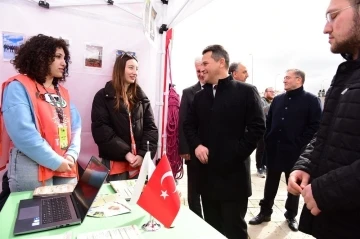 Rektör Topal, öğrenci topluluklarının standını ziyaret etti
