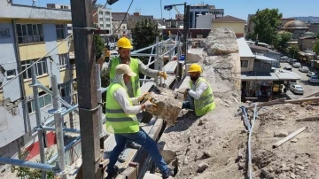 Restorasyon kapsamında Ulu Cami’de taşlar sökülüyor
