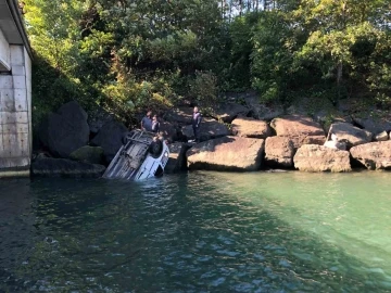 Rize’de araç denize uçtu: 1’i ağır, 2 yaralı
