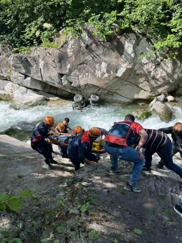 Rize’de ATV ile dereye yuvarlanan gençler, AFAD personeli tarafından kurtarıldı
