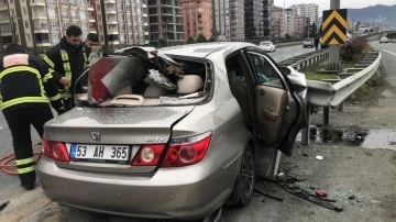 Rize'de feci kaza: Ön camından girip arka camdan çıktı