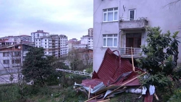 Rize’de şiddetli fırtına çatıları uçurdu