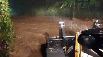 Rize’de şiddetli yağışlar etkisini gösterdi: 4 kişilik aile tedbir amaçlı tahliye edildi
