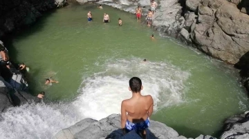 Rize’nin Güneysu ilçesinde sıcaktan bunalanlar soluğu Katarahte Şelalesi’nde alıyor
