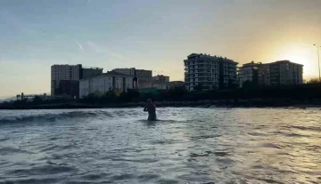 Rizeli havaların soğumasına aldırmadan Kasım ayında denize girdi
