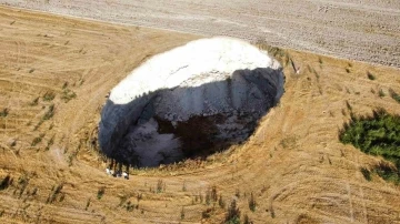 Rüyasında gördü, evinin yakınında obruk oluştu
