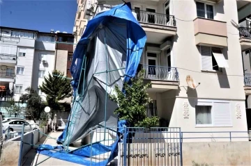 Rüzgârdan dolayı savrulan taziye çadırı, apartmana dayanarak durdu
