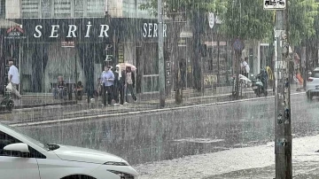 Sağanak aniden bastırınca saklanacak yer aradılar
