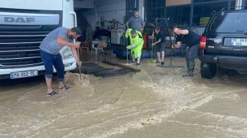 Sağanak sonrası sanayi sitesinde işyerlerini su bastı
