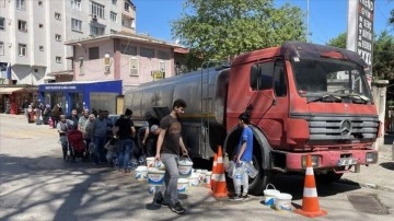 Sağanak sonrası su kesintisi yaşanan Sinop'ta vatandaşlara tankerle su dağıtılıyor