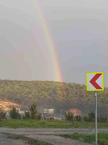 Sağanak yağış sonrası çıkan gökkuşağı renkli görüntüler oluşturdu
