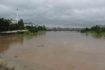 Sağanak, Yeşilırmak Nehri’nin debisini yükseltti
