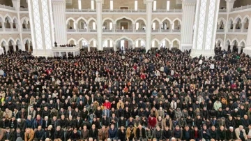 Şahinbey Millet Camii ilk Cuma namazında doldu taştı
