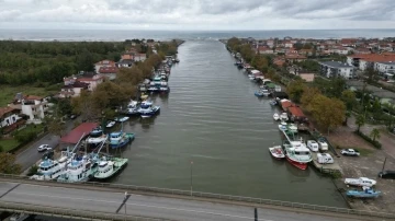 Sakarya’da iki balıkçı teknesi battı
