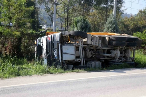 Sakarya’da toprak yüklü kamyon yol kenarına devrildi: 1 yaralı
