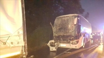 Sakarya'da AK Partili seçmenleri taşıyan otobüsün tıra çarpması sonucu 22 kişi yaralandı