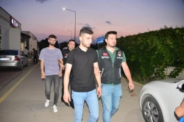 Sakaryaspor-Bodrum FK maçında meşaleyi stada sokan 2 kişi gözaltına alındı