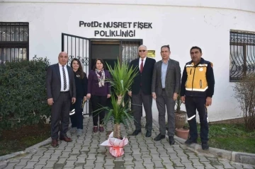 Salihli Belediyesinden sağlık çalışanlarına çiçekli kutlama
