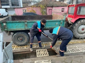 Salihli’de yağmur suyu ızgaraları temizleniyor
