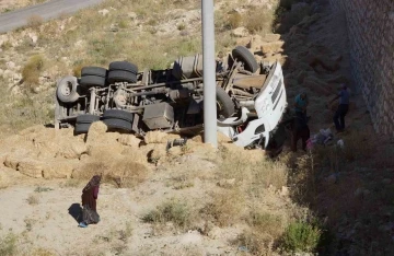 Saman balyası yüklü kamyon uçuruma yuvarlandı: 1 ölü
