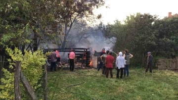 Samanlığa yıldırım düştü, 600 balya saman kül oldu
