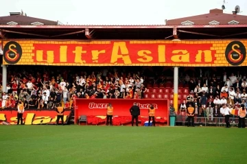 Şampiyon Galatasaray, taraftarı önünde derbi hazırlıklarına başladı
