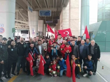 Şampiyon Taha Akgül ve Serbest Stil Güreş Milli Takımı Türkiye’ye döndü
