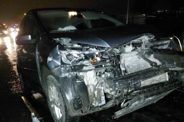 Hafif ticari araç bariyere çarptı: 3 yaralı