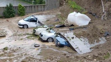 Samsun’da istinat duvarı 5 aracın üzerine devrildi: Olay anı kamerada
