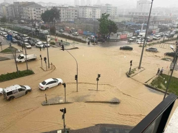 Samsun’da sağanak yağış sele sebep oldu
