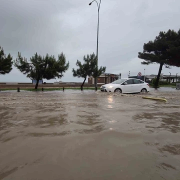 Samsun’da sağanak yağış yolları göle çevirdi
