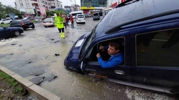 Samsun’da sel: Yollar çöktü, araçlar yolda kaldı
