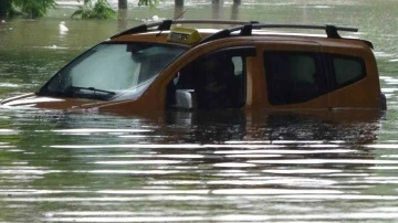 Samsun’da taksici selde aracıyla suyun içinde mahsur kaldı
