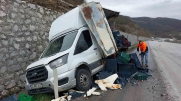 Tır, arıza yapan kamyoneti biçti: 1 yaralı