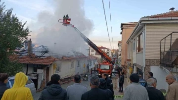 Samsun’da yan yana iki ev yandı
