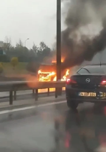 Sancaktepe TEM Otoyolu’nda yanan minibüs alev topuna döndü
