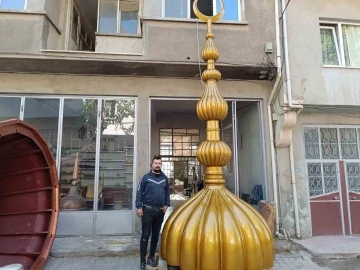 Sandıklılı kardeşlerin yaptığı dev alem Amasya’daki caminin minaresini süsleyecek
