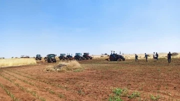 Şanlıurfa’da çıkan yangına müdahale için kullanılan traktör, alevlerin arasında kalarak yandı
