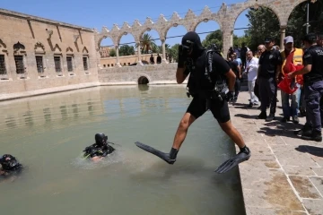 Şanlıurfa’da dalgıç polisler Balıklıgöl’ü temizledi
