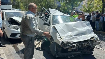 Şanlıurfa’da kırmızı ışıkta bekleyen araçlara tır çarptı: 3 yaralı
