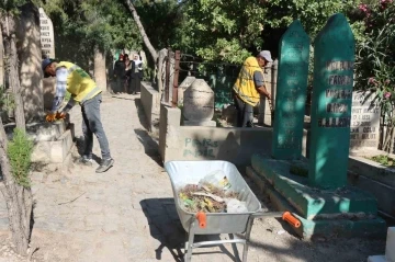 Şanlıurfa’da mezarlıklarda bayram temizliği
