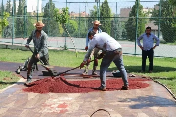 Şanlıurfa’da parklardaki yürüyüş yolları yenilendi
