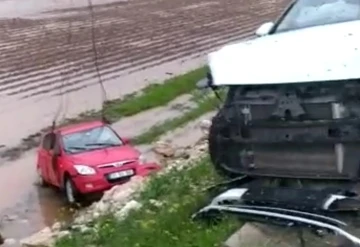 Şanlıurfa’da yollar göle döndü, köy yolları kapandı
