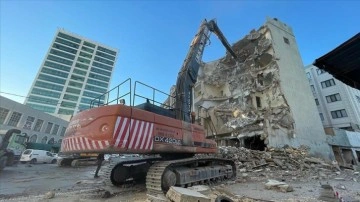 Şanlıurfa'da ağır hasarlı binaların yıkımı sürüyor