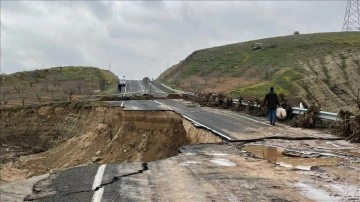 Şanlıurfa'da sele kapılan tırdaki sürücü için arama kurtarma çalışması sürüyor