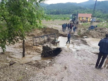 Şaphane’de selden zarar gören köylerde hasar tespit çalışmaları
