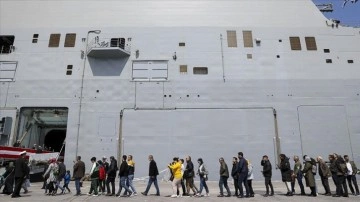 Sarayburnu Limanı'nda demirleyen TCG Anadolu gemisinde bayram yoğunluğu